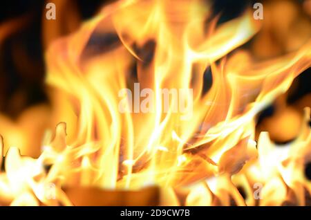 blaze Feuer Flamme Textur Hintergrund. Helles Feuer auf schwarzem Hintergrund Stockfoto