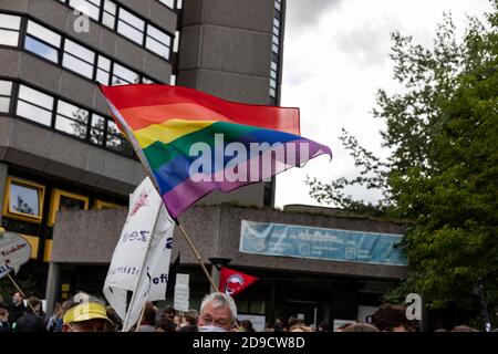 Gottingen, Deutschland. Herbst 2020. Regenbogenfahne winkt am straßenmarsch Protest. Stockfoto