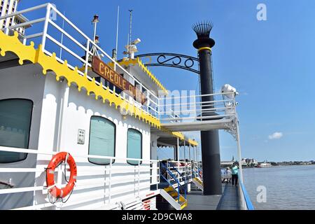 Das traditionelle Schaufelrad Creole Queen, während es auf dem Mississippi River in Richtung des historischen French Quarter in New Orleans, Louisiana, fährt. Stockfoto