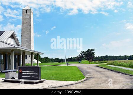 Das Chalmette Battlefield Besucherzentrum und Denkmal in der Nähe von New Orleans. Auch das NPS-Schild für Jean Lafitte Historic Park and Preserve ist zu sehen. Stockfoto