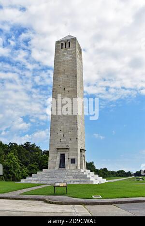 Das Chalmette Monument auf dem Schlachtfeld von Chalmette, New Orleans, USA. Schritte um die Basis führen zu der Tür Weg mit Treppen nach innen, um die Spitze zu erreichen. Stockfoto