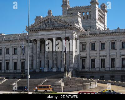 Montevideo, Uruguay- 18. Dezember 2008: Legislative Palast oder parlament ist grauer Stein monumentalen Gebäude mit Statuen, Eingang, Fassaden und sta Stockfoto