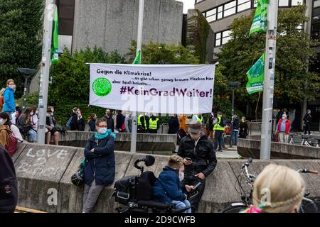 Gottingen, Deutschland. Herbst 2020. Freitags für die Zukunft. Menschen, die neben einem Banner sitzen, um gegen den Klimawandel zu protestieren. Dreiviertel Länge. Stockfoto