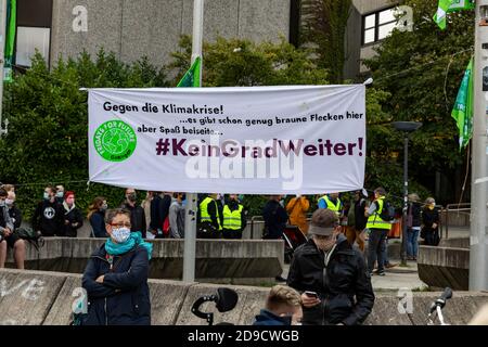 Gottingen, Deutschland. Herbst 2020. Freitags für die Zukunft. Menschen, die neben einem Banner sitzen, um gegen den Klimawandel zu protestieren. Mittlere Aufnahme. Stockfoto