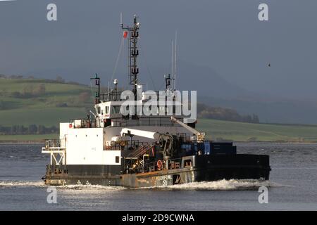 SD Moorfowl, ein Tauchunterstützungsschiff der Moor-Klasse, das von Serco Marine Services betrieben wird und Greenock am Firth of Clyde passiert. Stockfoto