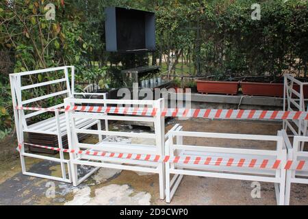 Griechenland, Athen, 3. November 2020 - Stühle, Tische und andere Möbel gestapelt außerhalb geschlossen Café-Restaurant rund um Akropolis Hügel, nach dem Ansager Stockfoto