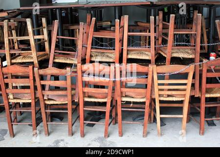 Griechenland, Athen, 3. November 2020 - Stühle, Tische und andere Möbel vor dem geschlossenen Cafe-Restaurant gestapelt, nach der Ankündigung für Covid-19 lockd Stockfoto