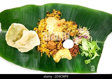 Köstliche Nasi Briyani mit Lamm Hammelfleisch serviert auf Bananenblatt Teller, beliebtes Essen in Malaysia Stockfoto