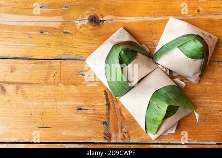 Einfache authentische Nasi Lemak in Bananenblatt zum Frühstück eingewickelt Stockfoto