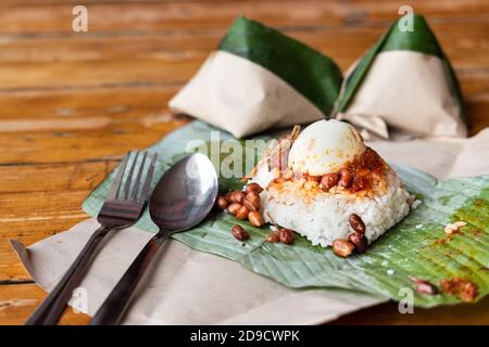 Einfache authentische Nasi Lemak in Bananenblatt zum Frühstück eingewickelt Stockfoto