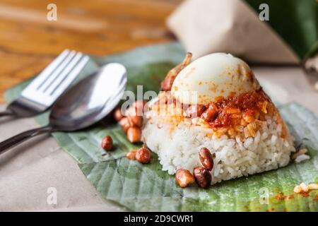 Einfache authentische Nasi Lemak in Bananenblatt zum Frühstück eingewickelt Stockfoto