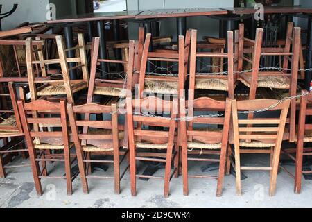 Griechenland, Athen, 3. November 2020 - Stühle, Tische und andere Möbel vor dem geschlossenen Cafe-Restaurant gestapelt, nach der Ankündigung für Covid-19 lockd Stockfoto