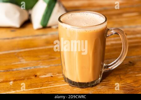 Teh tarik mit nasi lemak Bungkus im Hintergrund Stockfoto