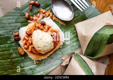 Einfache authentische Nasi Lemak in Bananenblatt zum Frühstück eingewickelt Stockfoto