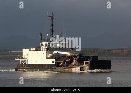 SD Moorfowl, ein Tauchunterstützungsschiff der Moor-Klasse, das von Serco Marine Services betrieben wird und Greenock am Firth of Clyde passiert. Stockfoto