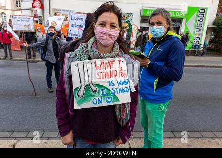 Gottingen, Deutschland. Herbst 2020. Freitags für die Zukunft. Protestler gegen den Klimawandel posiert für Kamera mit Schild am Hals. Vorderansicht. Mittlere Aufnahme. Stockfoto