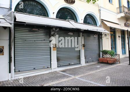 Griechenland, Athen, 3. November 2020 - Cafe-Restaurant um den Akropolis-Hügel geschlossen, nach der Ankündigung der Covid-19-Sperre. Stockfoto