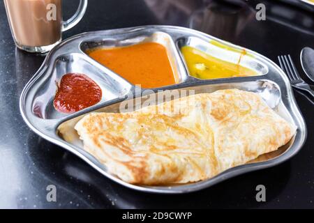 Roti prata oder Canai Set mit Curry, Dhal und Sambal Stockfoto