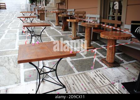 Griechenland, Athen, 3. November 2020 - Stühle, Tische und andere Möbel gestapelt außerhalb geschlossen Café-Restaurant rund um Akropolis Hügel, nach dem Ansager Stockfoto