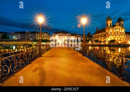 Nacht in Luzern Stadt am Vierwaldstättersee in der Schweiz. Die Jesuitenkirche St. Franz Xaver spiegelt sich am Reuss. Rathaussteg Brücke in Stockfoto