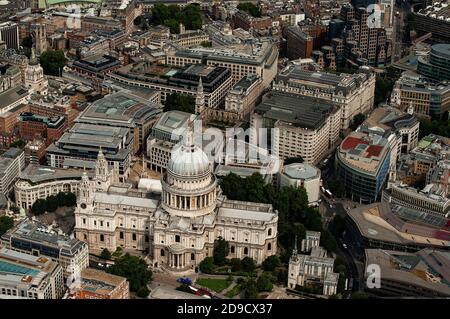 Luftaufnahme von St Paul's Cathederal im Herzen des Londoner Geschäftsviertels. Stockfoto