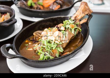 Schmorbraten mit Lammschenkel, beliebte französische Küche Stockfoto