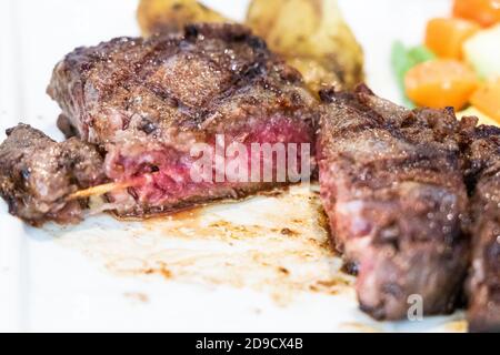 Querschnitt durch mittelseltene köstliche gegrillte Wagyu-Rindersteaks Stockfoto