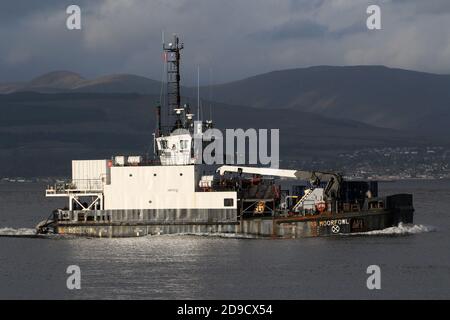 SD Moorfowl, ein Tauchunterstützungsschiff der Moor-Klasse, das von Serco Marine Services betrieben wird und Greenock am Firth of Clyde passiert. Stockfoto