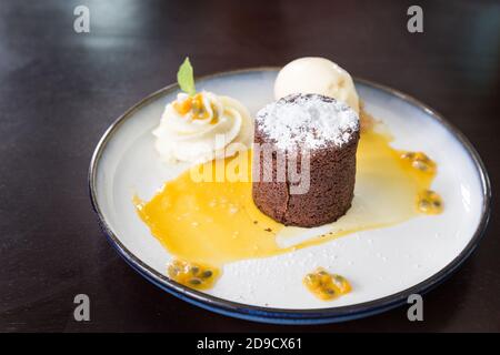 Valrhona Schokolade moelleux oder geschmolzenen Kuchen mit Passionsfrucht Stockfoto