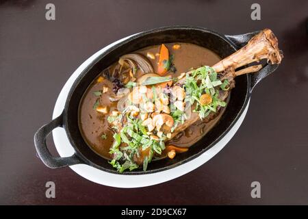 Schmorbraten mit Lammschenkel, beliebte französische Küche Stockfoto