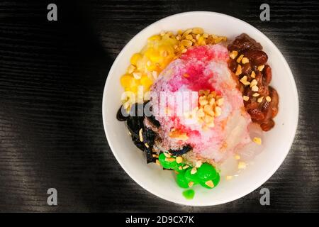 Ice kacang, rasierte Eiswüste mit Milch, Sirup, Bohnen, Mais Stockfoto