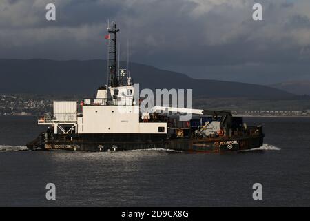 SD Moorfowl, ein Tauchunterstützungsschiff der Moor-Klasse, das von Serco Marine Services betrieben wird und Greenock am Firth of Clyde passiert. Stockfoto