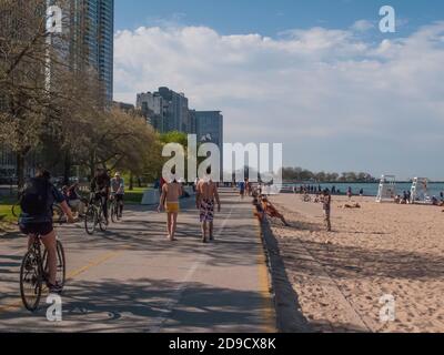 Radfahrer und Wanderer auf North Lakeshore Drive, Chicago, Illinois, USA Stockfoto