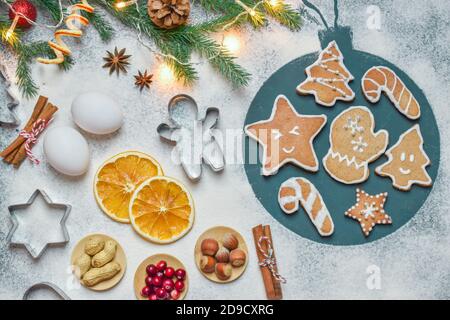 Ingwerkekse mit Zutaten. Weihnachtskomposition. Stockfoto