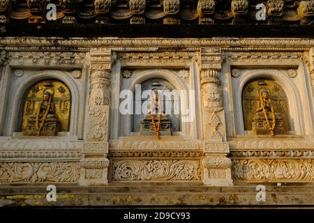 Indien Bodh Gaya - Mahabodhi Temple Complex buddha Statuen in Die Haupttempler-Mauer Stockfoto