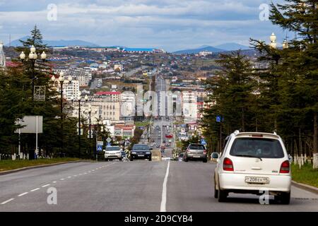 Autostraße im Zentrum von Magadan. Die nördliche Stadt von Russland Magadan. Stockfoto