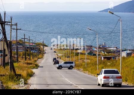 Autostraße im Zentrum von Magadan. Die nördliche Stadt von Russland Magadan. Stockfoto