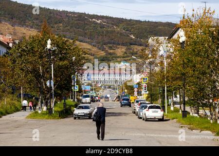 Autostraße im Zentrum von Magadan. Die nördliche Stadt von Russland Magadan. Stockfoto