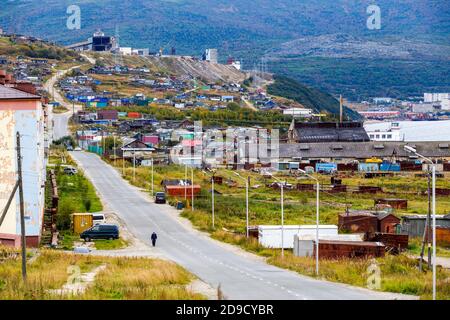 Autostraße im Zentrum von Magadan. Die nördliche Stadt von Russland Magadan. Stockfoto