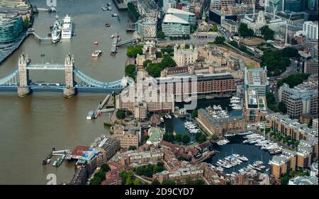 Luftaufnahme der Tower Bridge neben St Katharine's Dock und Tower of London im Herzen von Londons Geschäftsviertel an der Themse. Stockfoto