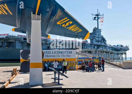 USS Lexington WW2 Flugzeugträger 'Museum on the Bay' Schulkinder warten auf Eintritt, Corpus Christi Bay, Corpus Christi, Texas. Stockfoto