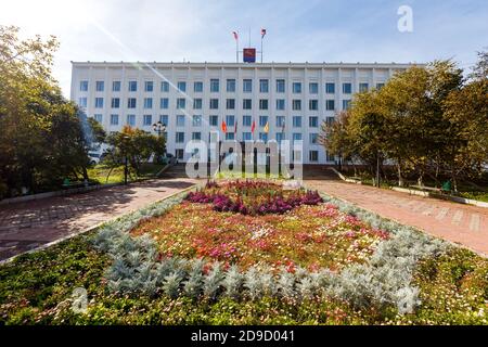 Die nördliche Stadt von Russland Magadan. Magadan Rathaus Gebäude. Stockfoto