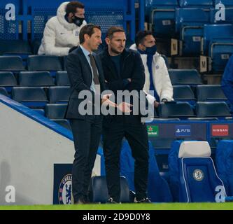 (201105) -- LONDON, 5. November 2020 (Xinhua) -- Rennes' Cheftrainer Julien Stephan (L) spricht mit Chelseas Manager Frank Lampard, nachdem sein Spieler am 4. November 2020 beim UEFA Champions League Group E-Spiel zwischen Chelsea und Rennes auf der Stamford Bridge in London, Großbritannien, um eine zweite gelbe Karte geschickt wurde. NUR FÜR REDAKTIONELLE ZWECKE. NICHT ZUM VERKAUF FÜR MARKETING- ODER WERBEKAMPAGNEN. KEINE VERWENDUNG MIT NICHT AUTORISIERTEN AUDIO-, VIDEO-, DATEN-, FIXTURE-LISTEN, CLUB/LEAGUE-LOGOS ODER „LIVE“-DIENSTEN. ONLINE-IN-MATCH-NUTZUNG AUF 45 BILDER BESCHRÄNKT, KEINE VIDEOEMULATION. KEINE VERWENDUNG IN WETTEN, SPIELEN ODER EINZELNEN CLUB/LEAGUE/PLAY Stockfoto