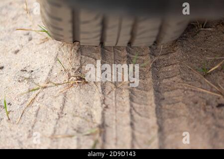 Reifenprofildruck auf dem Sand Stockfoto