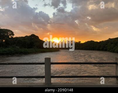 Blick auf den Piracicaba Fluss im Auto Stockfoto