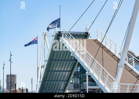 AUCKLAND, NEUSEELAND - 09. Nov 2019: Auckland / Neuseeland - 7. November 2019: Blick auf die halboffene Zugbrücke im Wynyard Quarter Stockfoto