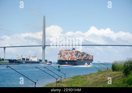 Containerschiff im Transit durch den erweiterten Panamakanal Stockfoto