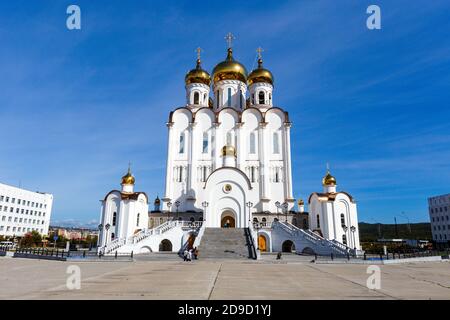 Die nördliche Stadt von Russland Magadan. Kathedrale der Heiligen Dreifaltigkeit des Lebens in Magadan Stockfoto