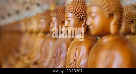 Nahaufnahme der hölzernen Buddha-Statue, im buddhistischen Tempel Nahaufnahme der hölzernen Buddha-Statue, im buddhistischen Tempel Stockfoto