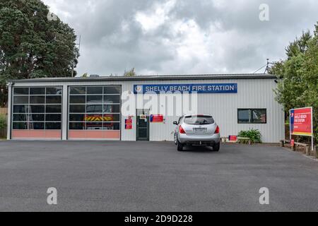 AUCKLAND, NEUSEELAND - 16. Nov 2019: Auckland / Neuseeland - 16 2019. November: Blick auf Shelly Beach Fire Station mit Auto davor Stockfoto